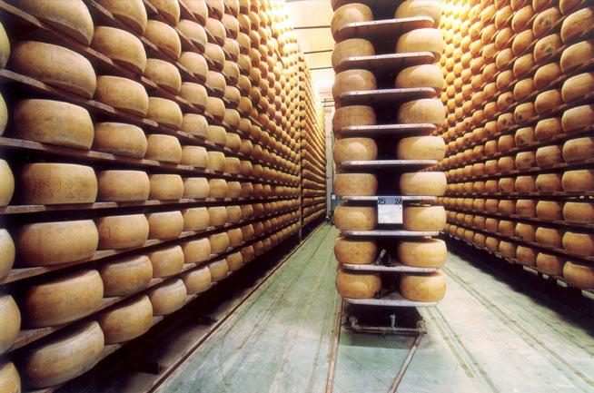 Il Consorzio Grana Padano punta a una crescita ambiziosa con un milione di forme in più entro il 2028, ma il ritorno dei dazi di Trump potrebbe ostacolare il percorso verso l'espansione internazionale.